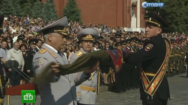 Колокольцев вручил знамя Московскому университету МВД