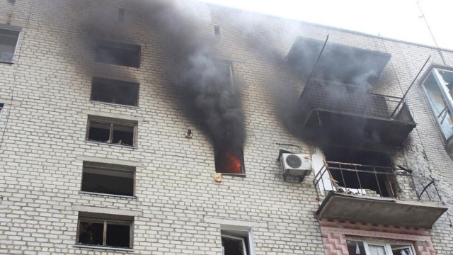 Украинские силовики обстреляли жилые дома и детский сад в Донецке