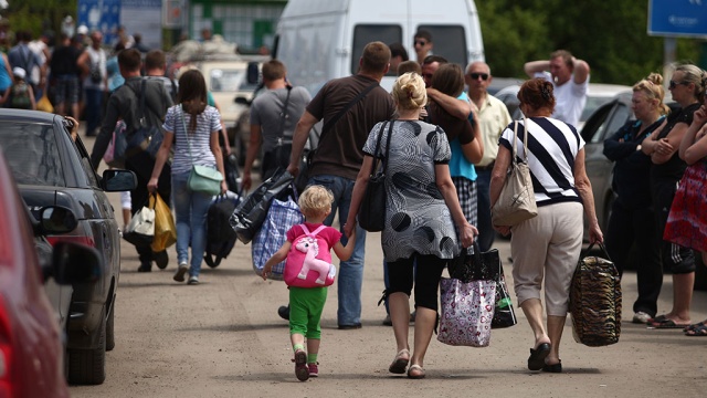 Десятки беженцев с Украины бегут в Россию через закрытый КПП 