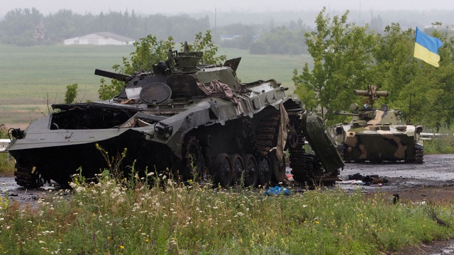 Украинские силовики на танках окружают Луганск