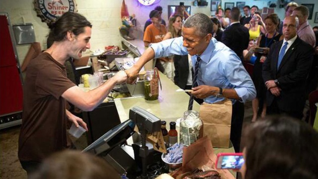 Барака Обаму сфотографировали с геем в техасском ресторане
