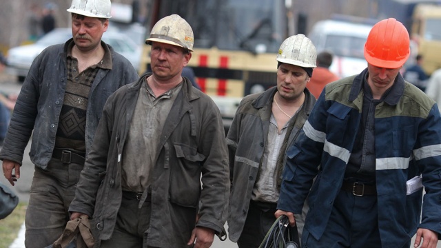 В Кузбассе из шахты спасают десятки горняков