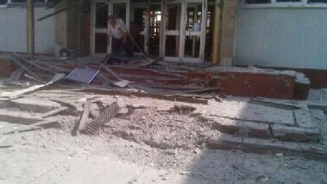 На юге Луганска снаряд попал в здание школы