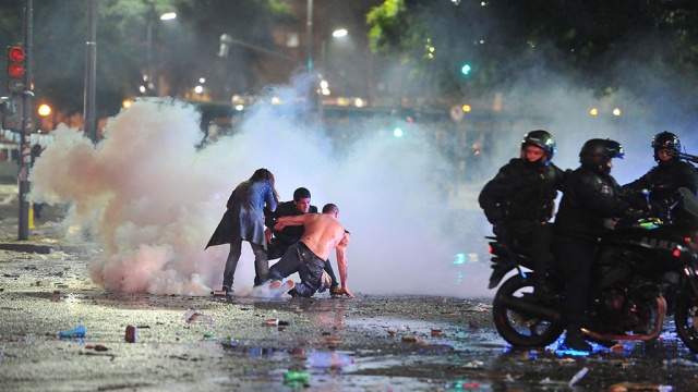 Буйные аргентинские фанаты травмировали 15 полицейских