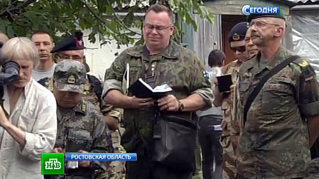 Военным атташе из 11 стран показали воронки от снарядов в ростовском Донецке 