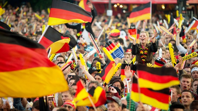 Сто тысяч немецких фанатов встретили чемпионов мира в центре Берлина
