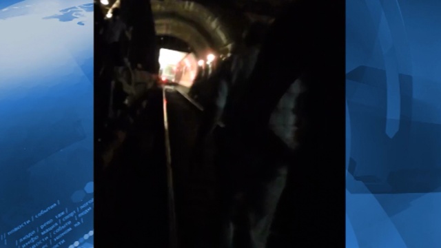 Пассажиры сошедшего с рельсов поезда провели в тоннеле метро около часа