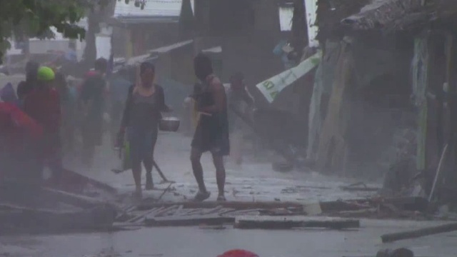 На Филиппинах буйствует тайфун 