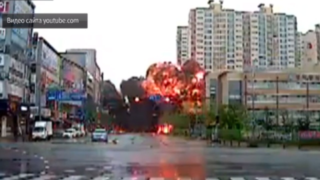 Видеорегистратор зафиксировал падение и взрыв вертолета посреди города