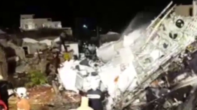 Тайванький самолет с 50 пассажирами рухнул на жилые дома: видео с места