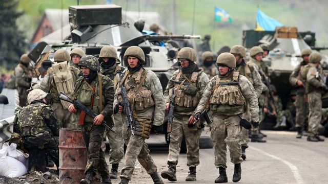 Стрелков запретил ополченцам стрелять в украинских силовиков с белым флагом