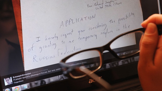 Сноуден попросил продлить ему срок политического убежища в России
