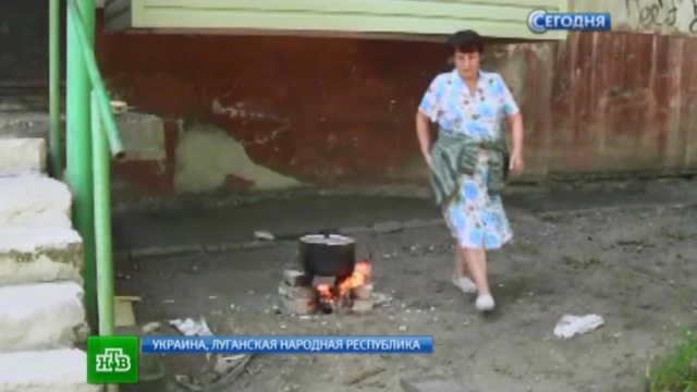 Жители юго-востока Украины берут еду у ополченцев и готовят на кострах