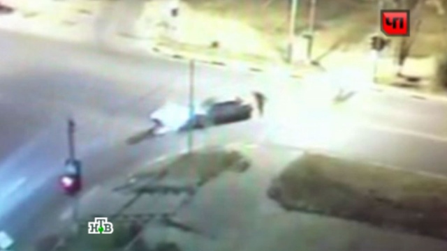 В Подмосковье полицейский сбил скутеристов: видео