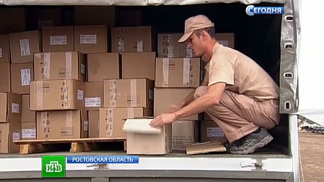 Жители Луганска встретили гуманитарную помощь из России ликованием