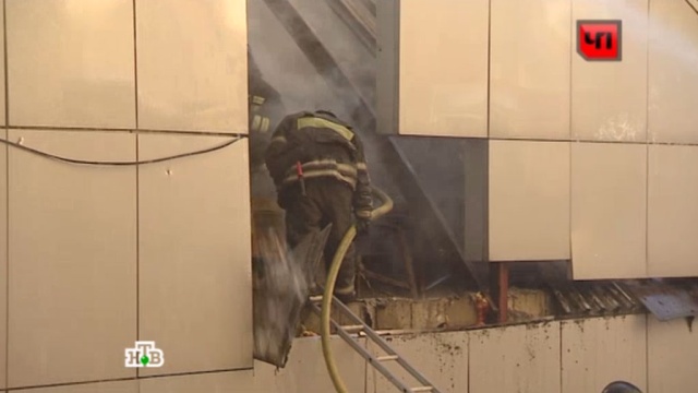 В Екатеринбурге спасатели тушили пожар в отеле