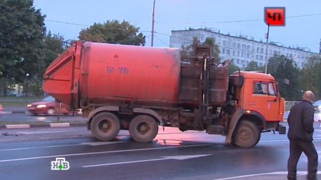 На юге Москвы водитель Opel на полном ходу протаранил мусоровоз и погиб