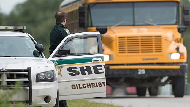В США грузовик врезался в школьный автобус
