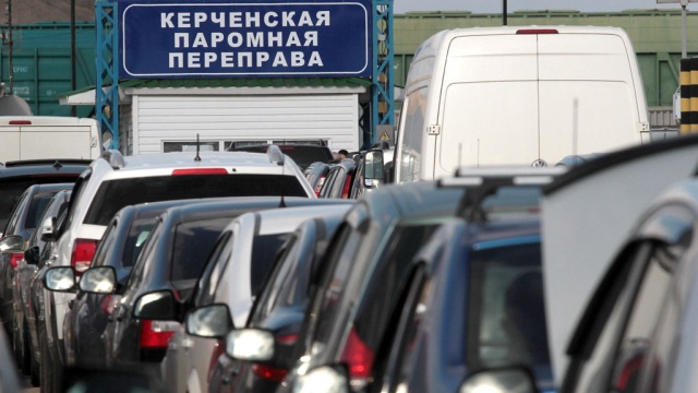 У закрытой из-за шторма Керченской переправы скопилось больше тысячи машин