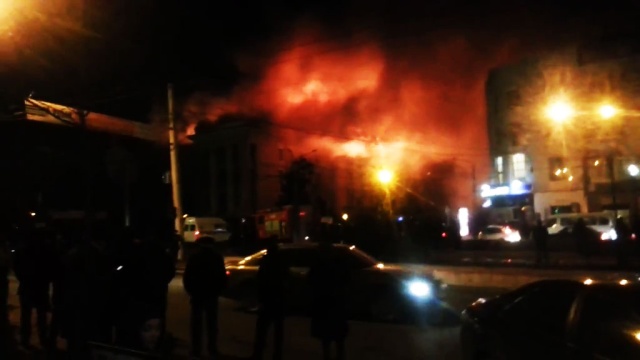 Горевшее здание УФСБ по Дагестану лишилось крыши: видео