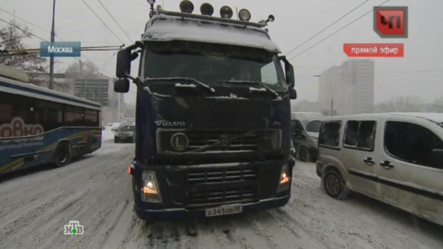 Застрявшие в снегу фуры парализуют движение на московских дорогах