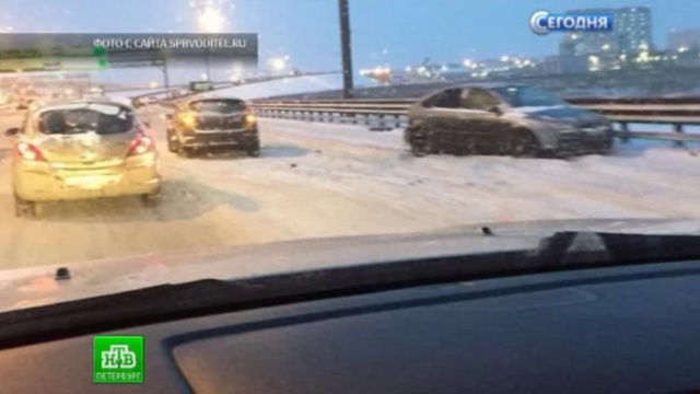 Первый серьезный снегопад осложнил движение на дорогах Петербурга