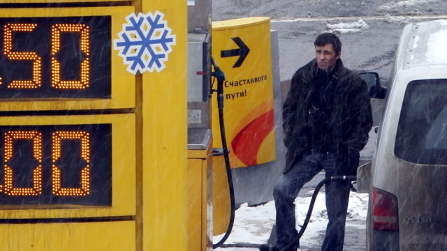 Бензин после критики Путина подешевел на полпроцента