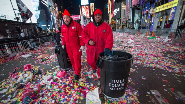 Центральная площадь Нью-Йорка утонула в мусоре в новогоднюю ночь