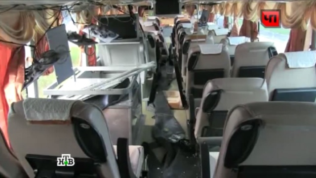 Легковушка перевернула автобус с людьми в Москве