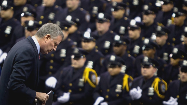 Шеф полиции Нью-Йорка рекомендует подчиненным не поворачиваться к мэру города спиной