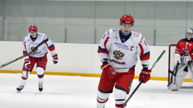Российские хоккеисты сразятся со шведами после победы над США на молодежном ЧМ