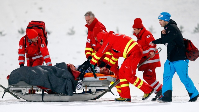 Летающего лыжника Аммана увезли с соревнований в Австрии без сознания