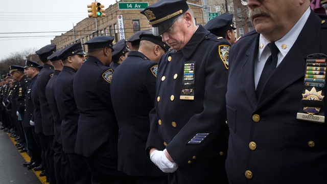 Мэр Нью-Йорка осудил полицейских за бойкот на похоронах 