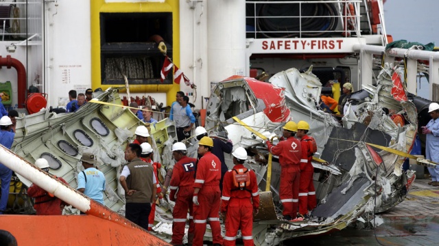 Водолазы не могут поднять на поверхность черный ящик затонувшего Airbus