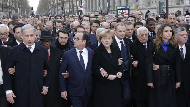 Участники марша в Париже в память о жертвах недавних терактов начали расходиться