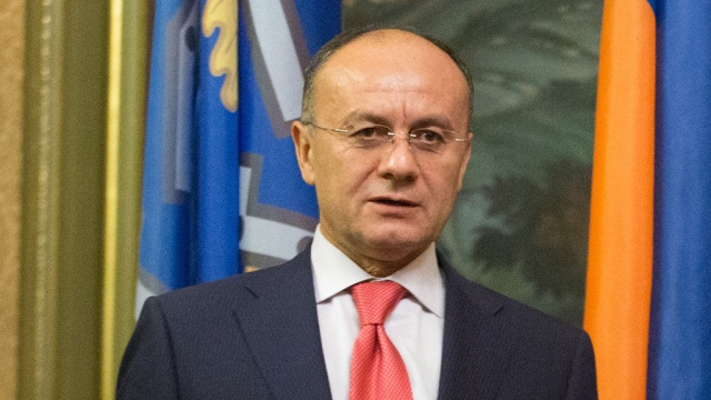 Министр обороны Армении призвал не политизировать убийство в Гюмри