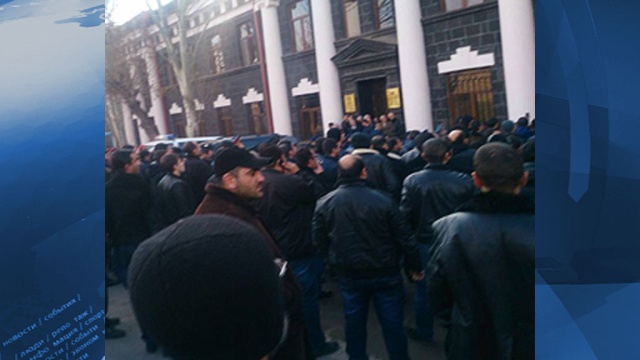 Протестующие устроили массовую драку с полицией у генконсульства РФ в Гюмри