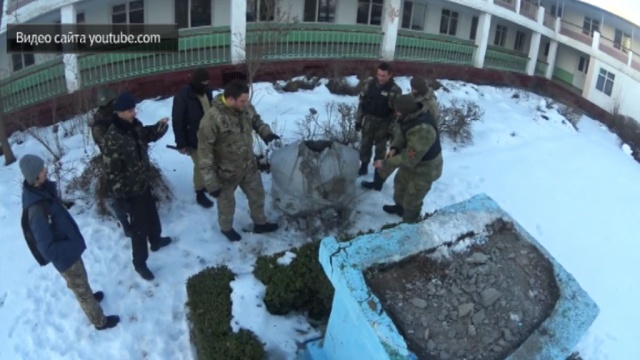 Под Одессой хулиганы в камуфляже повалили и разбили Ленина: видео