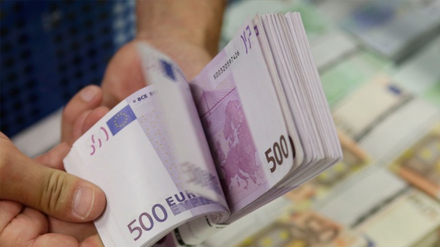 Евро и доллар теряют позиции на открытии торгов