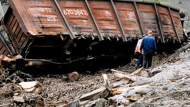 Поезд с рудой сошел с рельсов после подрыва моста на востоке Украины
