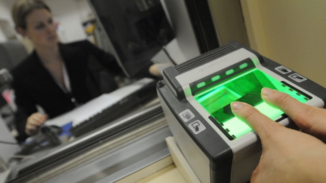 Отпечатки пальцев с получающих шенген россиян начнут снимать к середине 2015 года