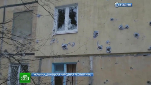 Снаряд попал в трамвайную остановку в Донецке — 13 погибших