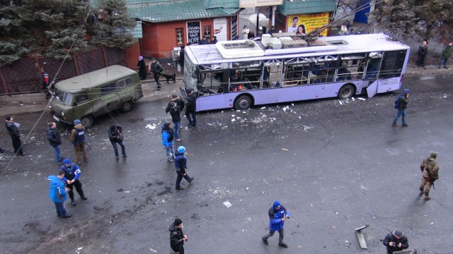 Медики подтвердили: обстрел остановки в Донецке унес жизни 13 человек 