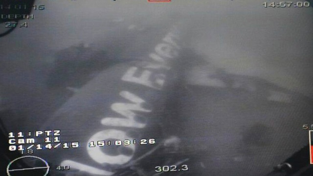 Водолазы нашли в фюзеляже самолета AirAsia тела пяти погибших 