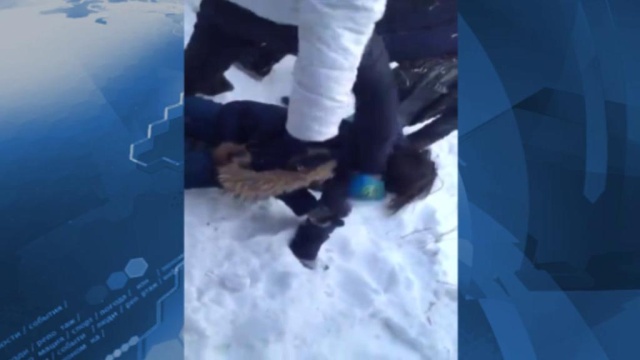 В Якутске школьники сняли на видео жестокое избиение сверстницы 