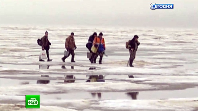 На Байкале 9 рыбаков унесло на льдине