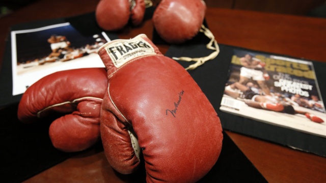 На аукцион выставлены перчатки Мохаммеда Али, в которых он победил Листона
