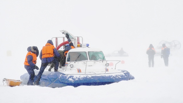 Спасатели сняли рыбаков с дрейфующей на Байкале льдины