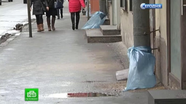 Водосточные трубы в Петербурге одели в мусорные пакеты