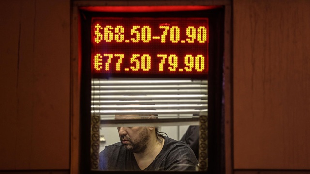 Доллар поднялся выше 70 рублей на Московской бирже